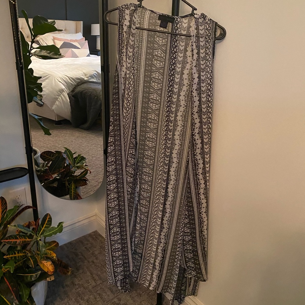 Steve Madden long sleeveless kimono